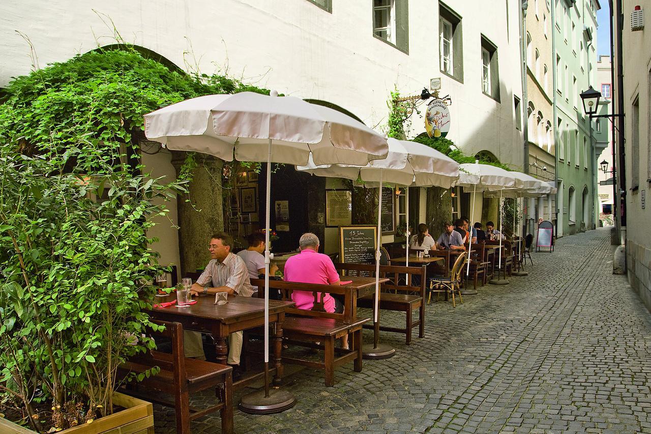 Restaurant Dicker Mann Hotel Zum Blauen Krebs Regensburg Exterior foto